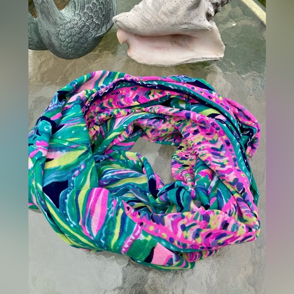 Lilly Pulitzer Accessories - Lilly Pulitzer Vibrant Tropical Print Infinity Scarf Resort Luxury Vintage EUC